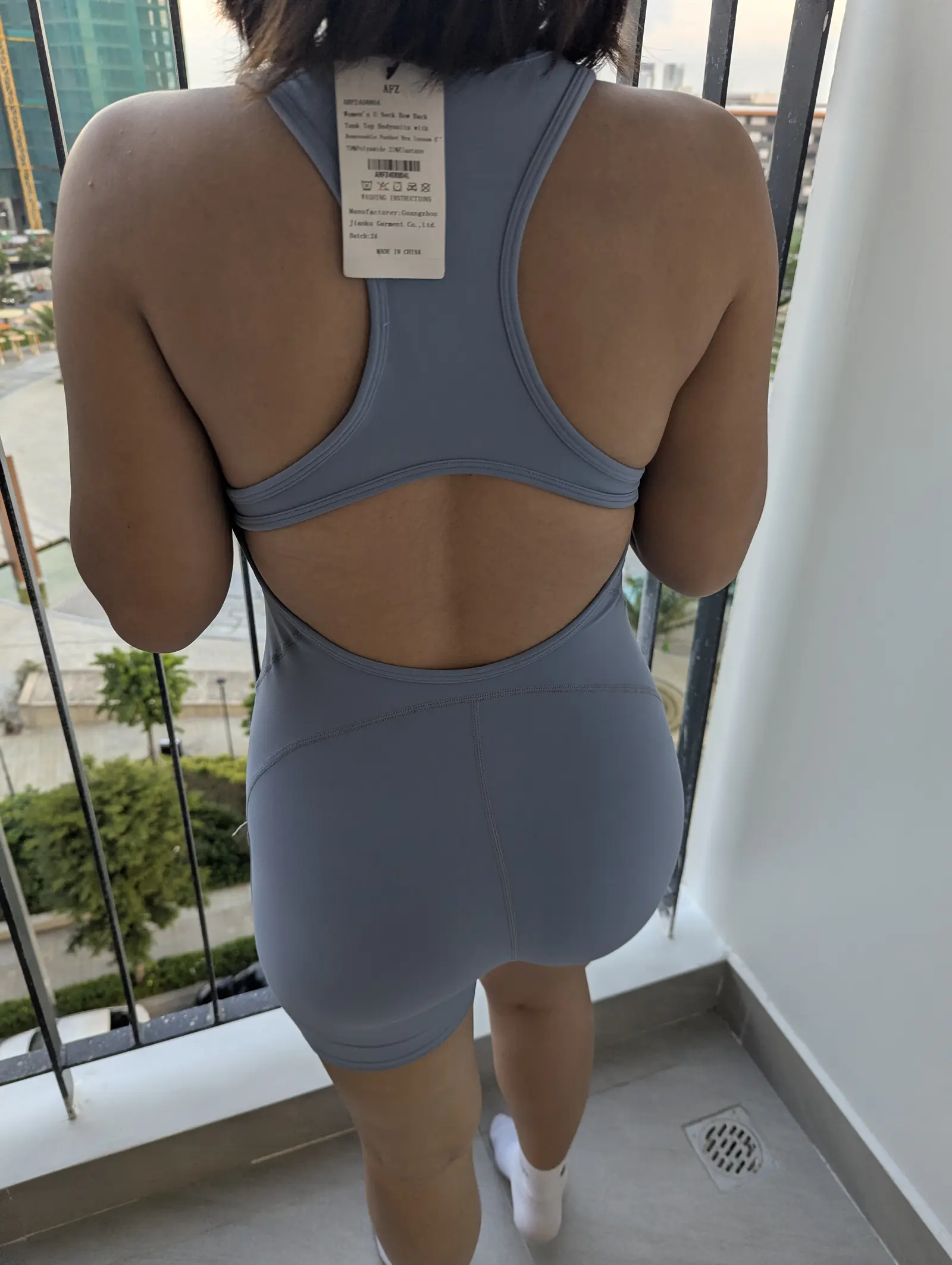Bodysuit xanh xám nhìn từ sau, lưng khoét chữ U