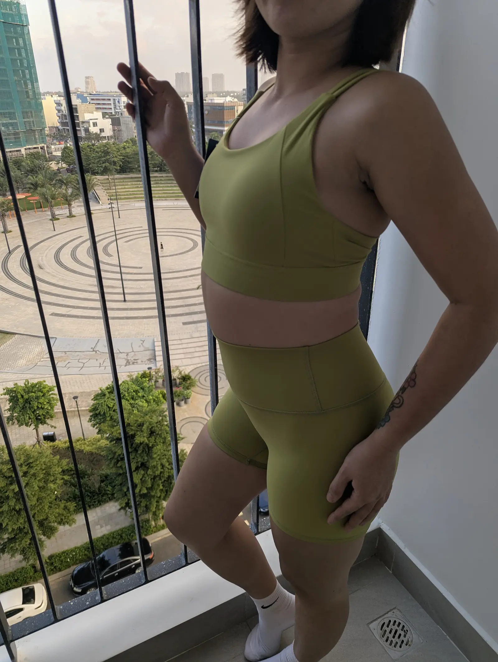 Set xanh matcha nhìn nghiêng, lưng quần cao